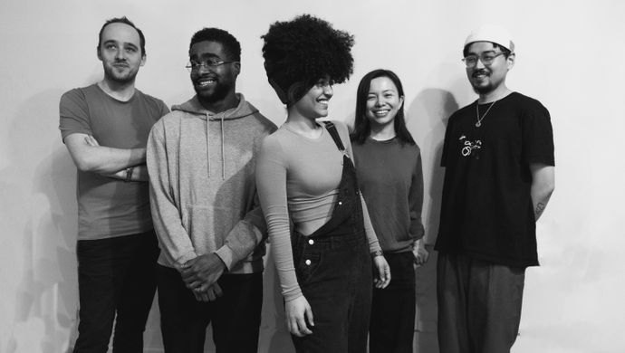 Milena en haar band voor een witte achtergrond