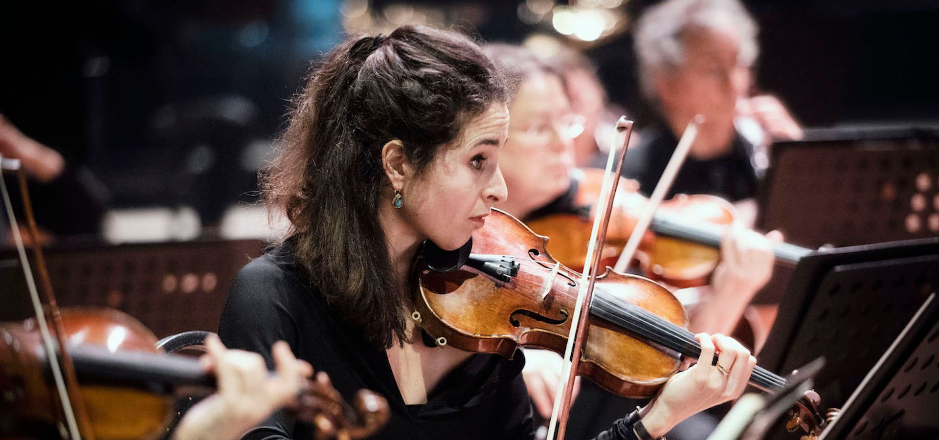Vrouw in orkest die een viool speelt