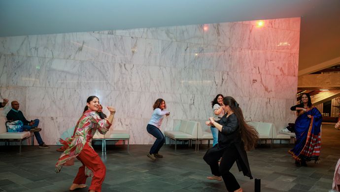 Groep vrouwen aan het dansen