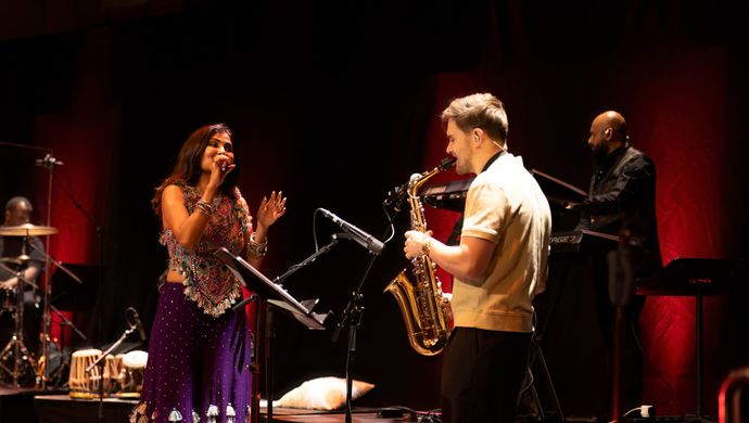 Artiesten die optreden op het podium