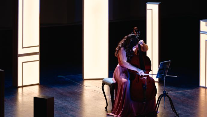 Alisa Weilerstein speelt de cello op het podium