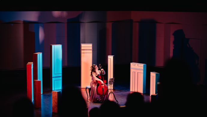 Alisa Weilerstein speelt de cello op het podium