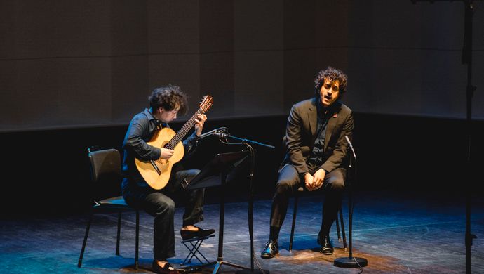 Sean Shibe en Karim Sulayman treden op op het podium