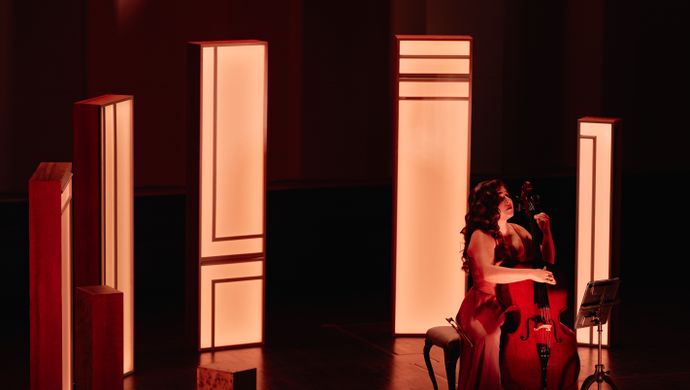 Alisa Weilerstein speelt de cello op het podium