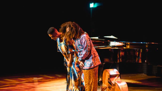 Djuwa speelt cello en James speelt piano