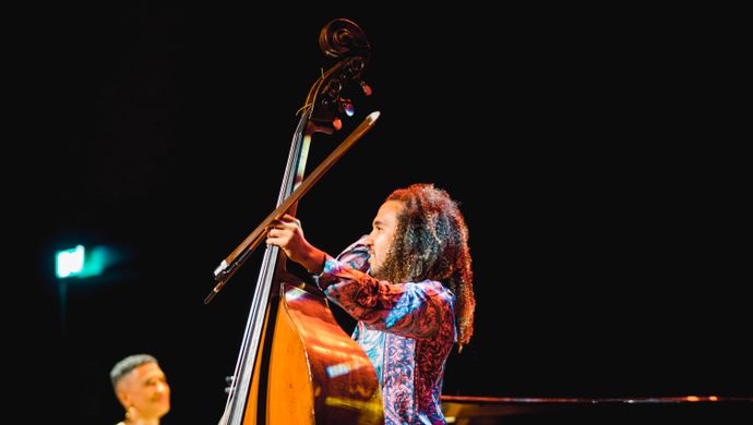Djuwa speelt piano en James zijn contrabas
