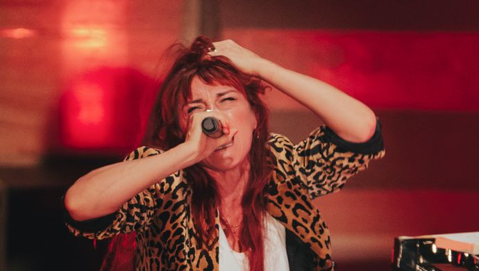 Wende sings with her eyes closed and grabs her hair