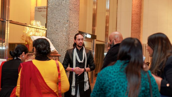 Groep mensen die met elkaar aan het praten