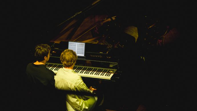Pavel en Samson samen achter een piano