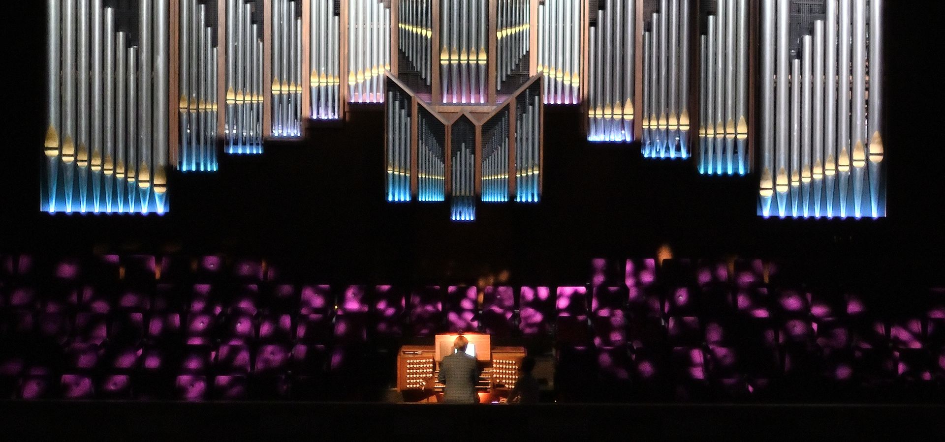 Adriaan Hoek aan het grote Doelenorgel