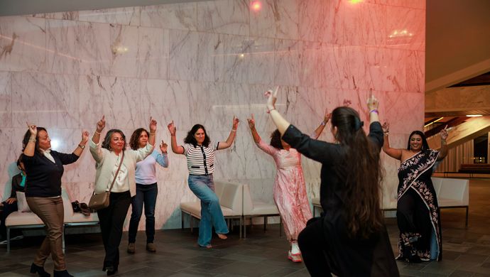 Groep vrouwen aan het dansen