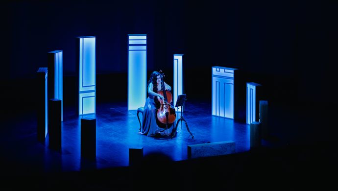 Alisa Weilerstein speelt de cello op het podium