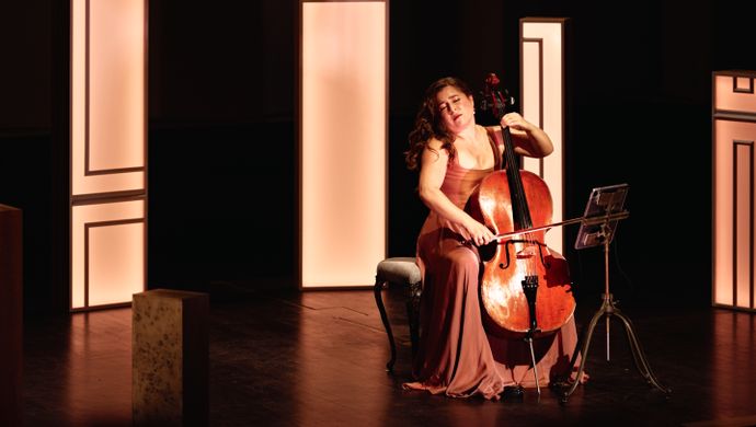 Alisa Weilerstein speelt de cello op het podium