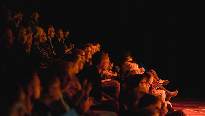 Publiek kijkt naar het podium