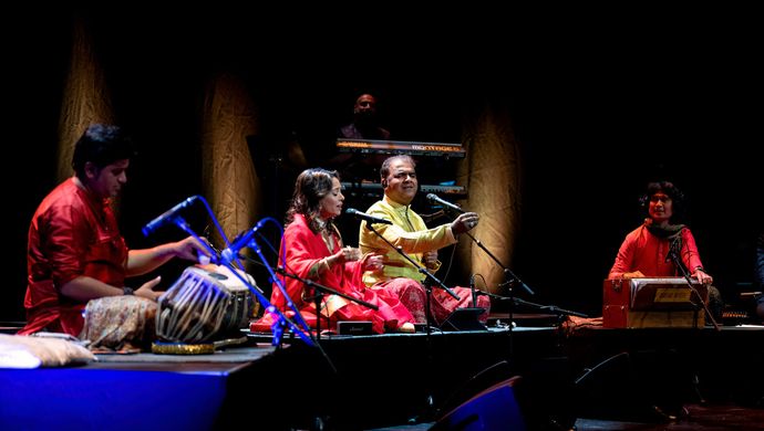 Artiesten die optreden op het podium