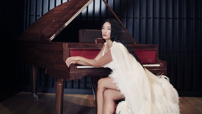 Chloe Flower achter haar piano
