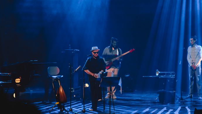 Guitarist and Dhafer Youssef on stage