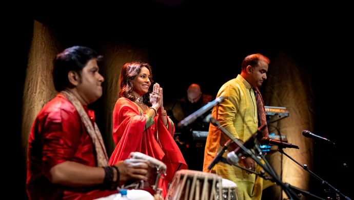 Artiesten die optreden op het podium