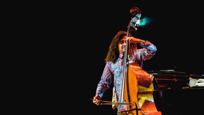 Djuwa speelt cello en James speelt piano