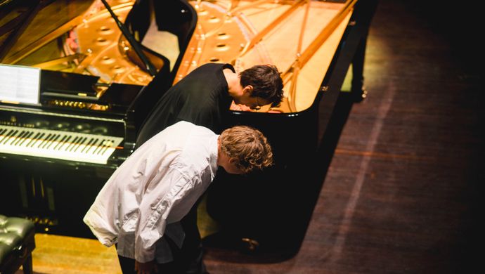 Pavel en Samson buigen richting het publiek