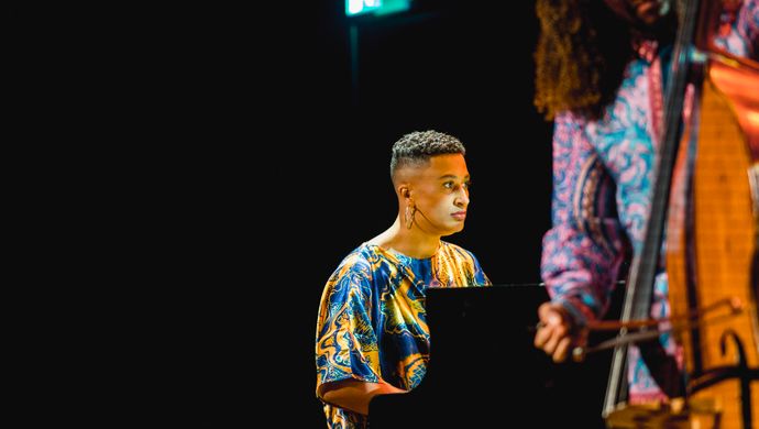 Djuwa speelt cello en James speelt piano