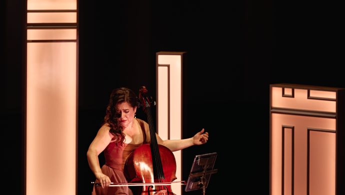 Alisa Weilerstein speelt de cello op het podium