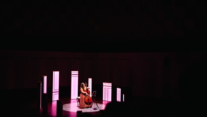 Alisa Weilerstein speelt de cello op het podium