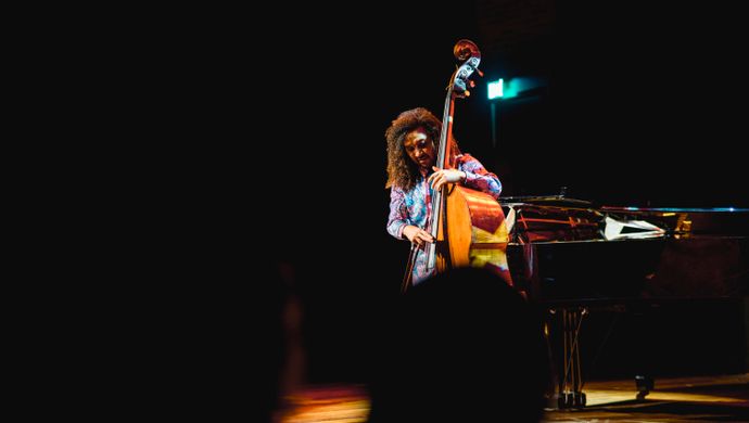 Djuwa speelt cello en James speelt piano