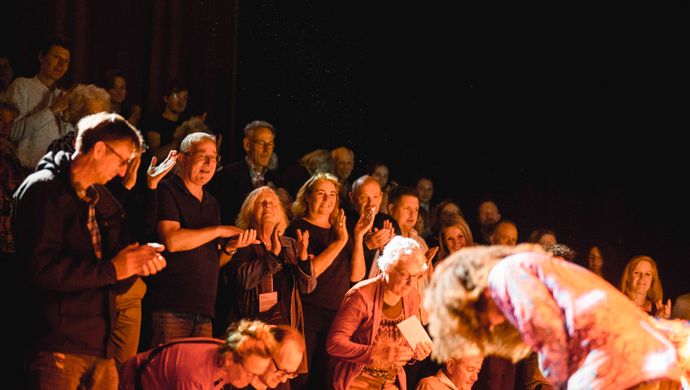 Het publiek geniet van de show en klapt