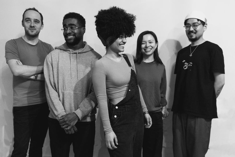 Milena en haar band voor een witte achtergrond