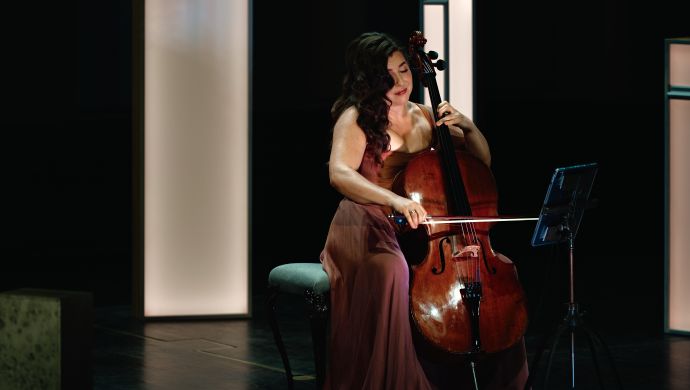 Alisa Weilerstein speelt de cello op het podium