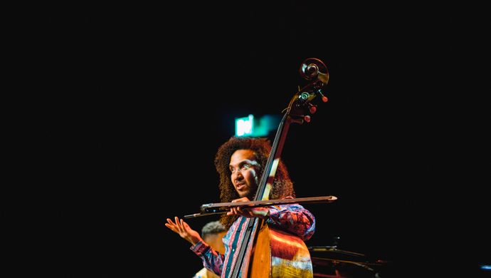 Djuwa speelt cello en James speelt piano