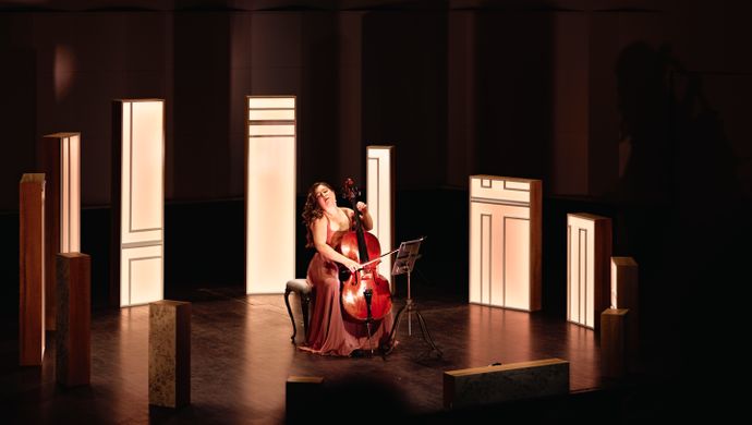 Alisa Weilerstein speelt de cello op het podium