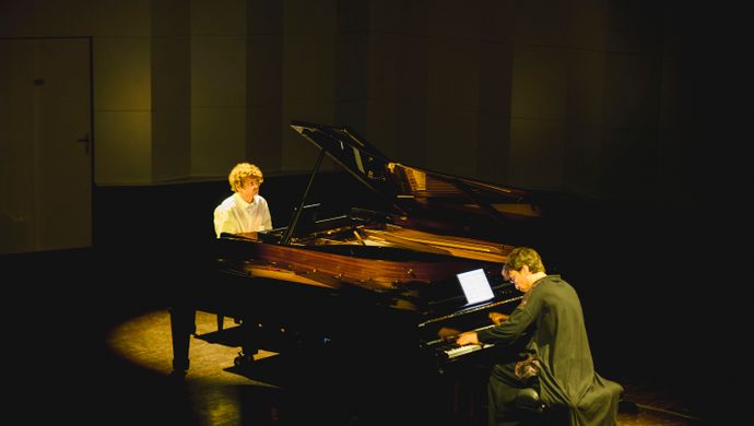 Pavel en Samson spelen de piano