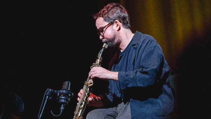 Muzikant speelt aandachtig de saxofoon