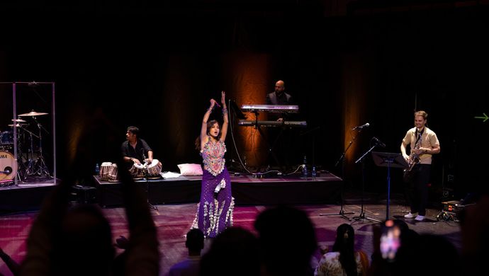 Artiesten die optreden op het podium