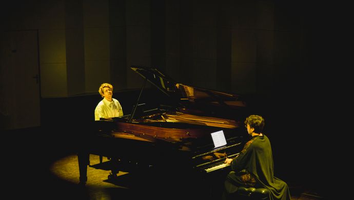 Pavel en Samson spelen de piano