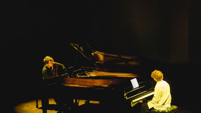 Pavel en Samson spelen de piano