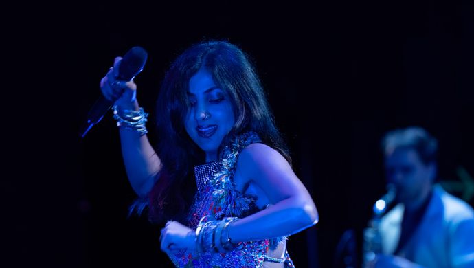 Artiesten die optreden op het podium