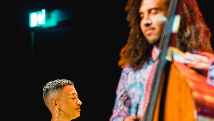 Djuwa speelt op zijn cello