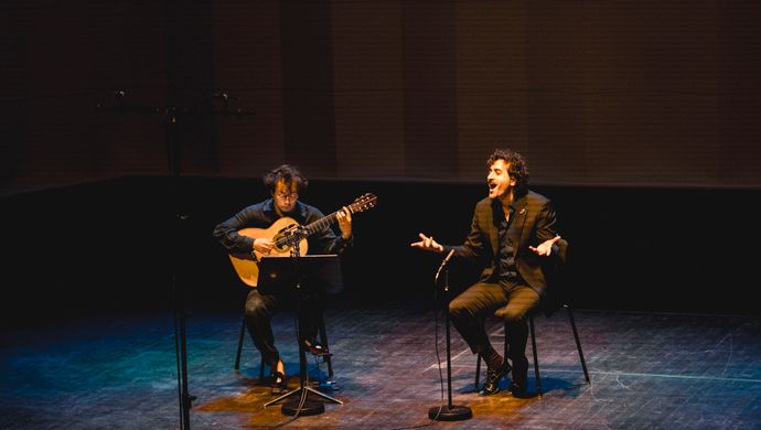 Sean Shibe en Karim Sulayman treden op op het podium