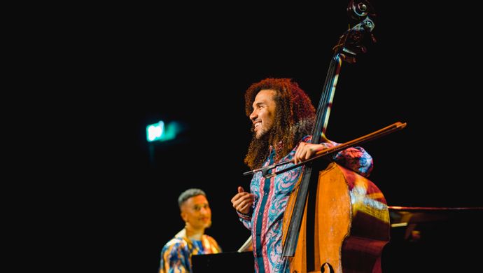 Djuwa speelt cello en James speelt piano