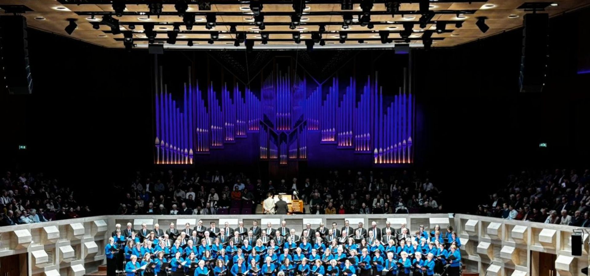 Koor zingt het evangelie op het podium
