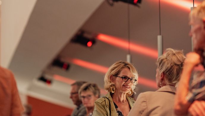 Vrouw met bril kijkt naar andere vrouw 