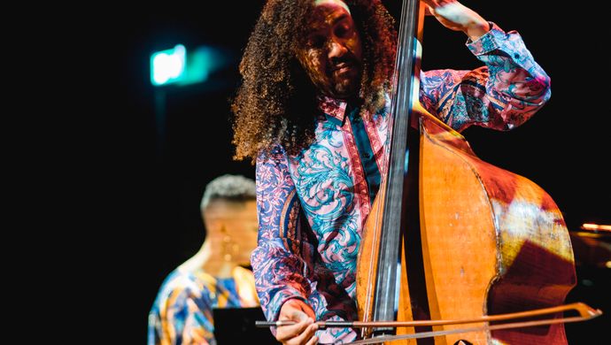 Djuwa speelt cello en James speelt piano