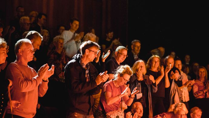 Het publiek geniet van de show en klapt