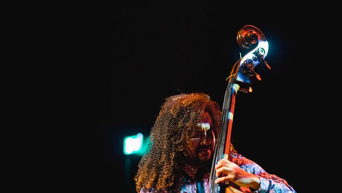 Djuwa speelt op zijn cello