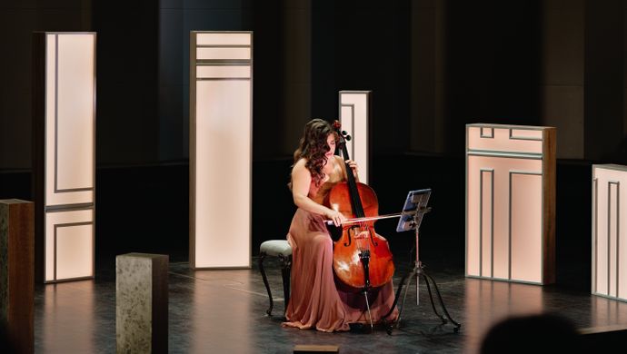 Alisa Weilerstein speelt de cello op het podium