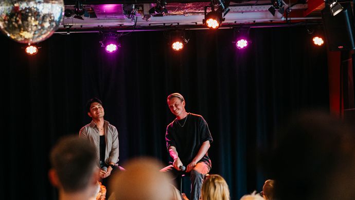 Twee deelnemers tonen hun zangtalent op het podium tijdens de Vocal Night door de Jordan Roy Vocal Academie in Studio 1 van de Doelen. Bezoeker krijgen hier de kans om op te treden, nieuwe muziek kunnen uitproberen, fouten mogen maken, zelfvertrouwen opbouwen, lachen, dansen en elkaar inspireren. 