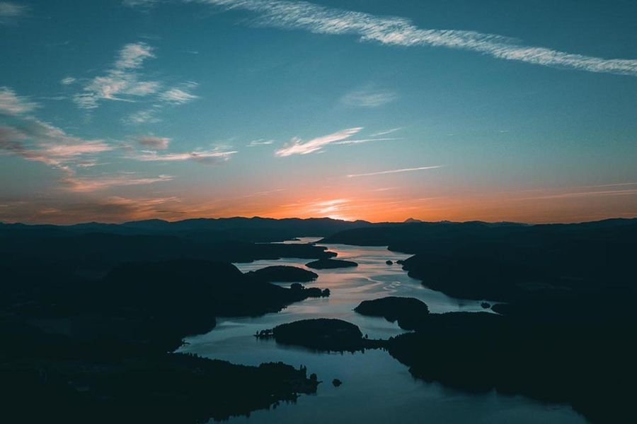 Wijde foto van een rivier die de horizon in loopt